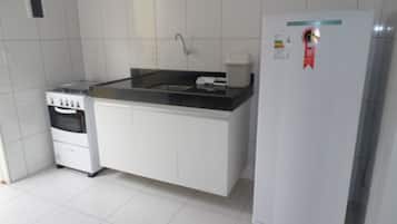 Fridge, stovetop, blender, cookware/dishes/utensils