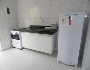 Refrigerador, parrilla de estufa, licuadora y utensilios de cocina 