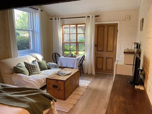 Een smart-tv en boeken