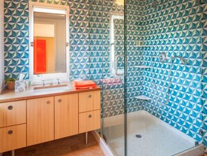 Kombinert dusj/badekar, hårføner, håndklær og såpe