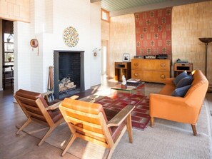 Smart TV, fireplace, books, stereo - VIEWS! VIEWS!  VIEWS! 4 Master Suites 5 Star Architectural  Designer with Spa (San Diego)