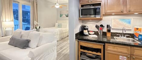 Een bureau, een strijkplank/strijkijzer, reisbedje, gratis wifi