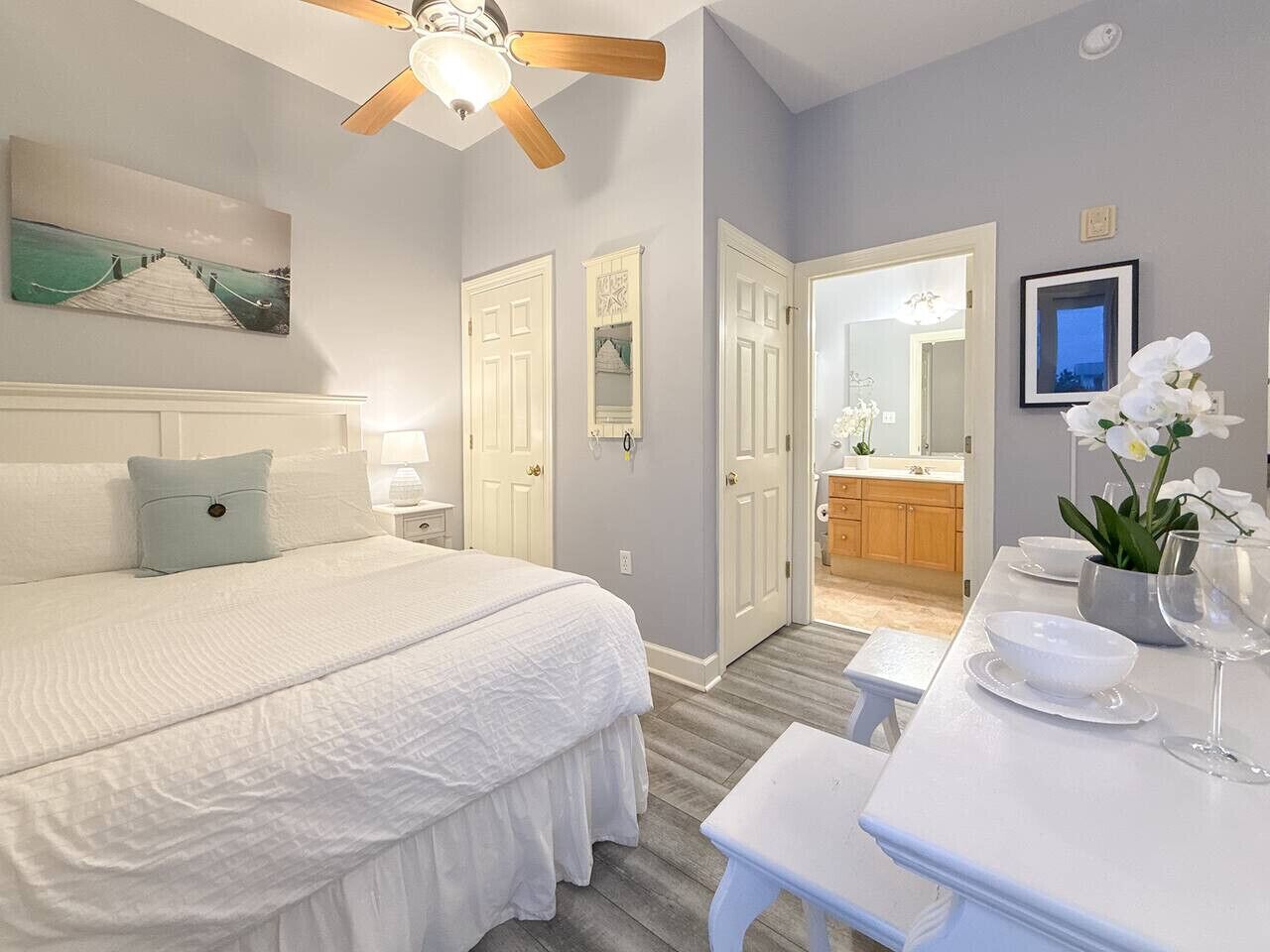 Escritorio, tabla de planchar con plancha, cuna de viaje y wifi gratis 