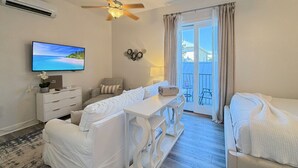 Een moderne slaapkamer met een groot bed, een bureau en een televisie.