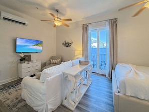 デスク、アイロン / アイロン台、旅行用ベビーベッド、WiFi (無料)