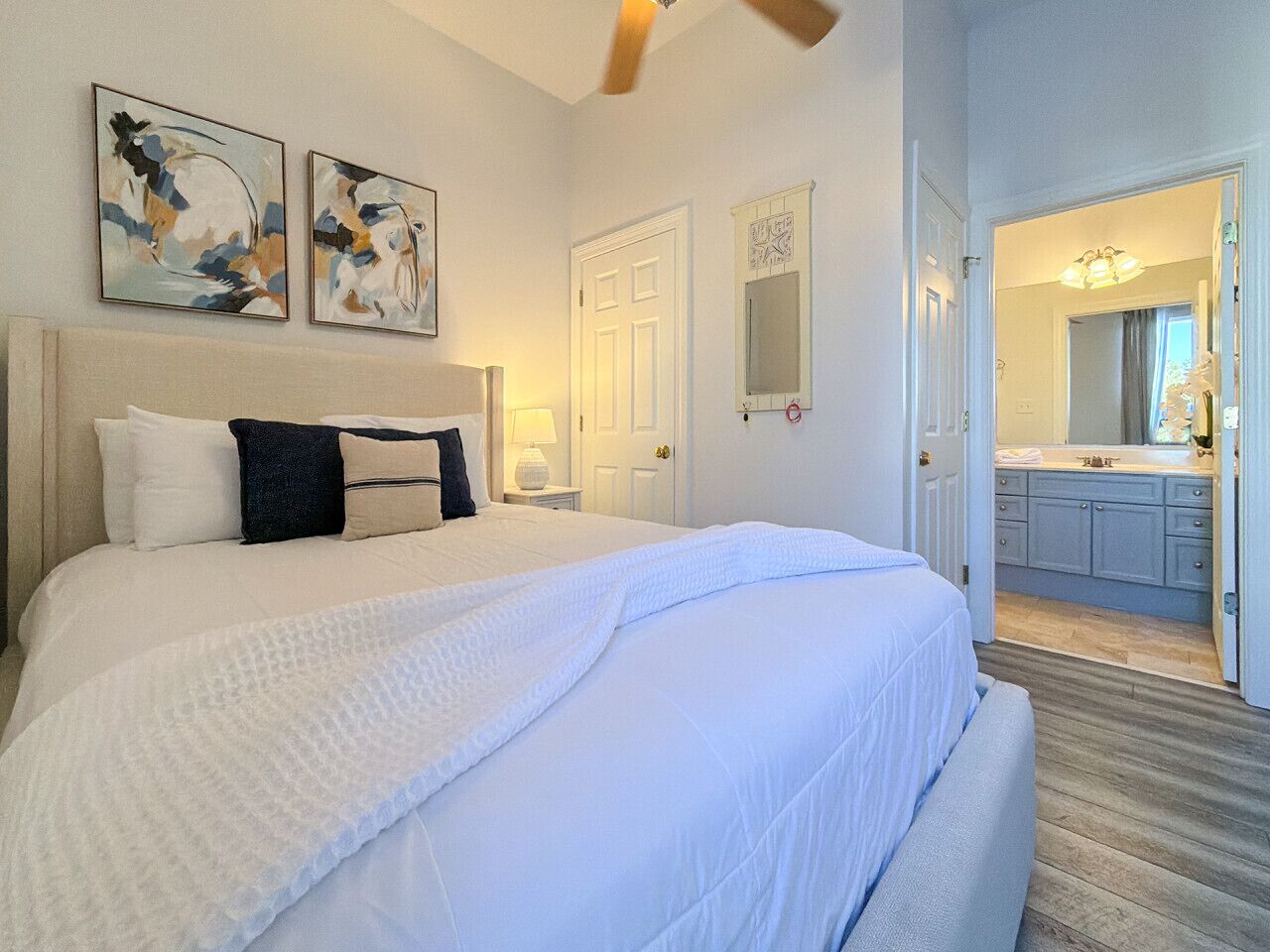 Skrivebord, strykejern/-brett, reiseseng for barn og wi-fi (inkludert)