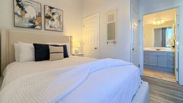 Skrivebord, strykejern/-brett, reiseseng for barn og wi-fi (inkludert)