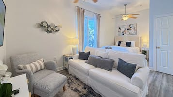 Skrivebord, strykejern/-brett, reiseseng for barn og wi-fi (inkludert)