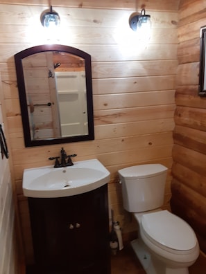 Baignoire, sĂšche-cheveux, serviettes fournies, papier toilette