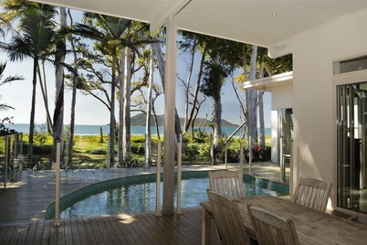 The Boat House - Absolute Beachfront paradise