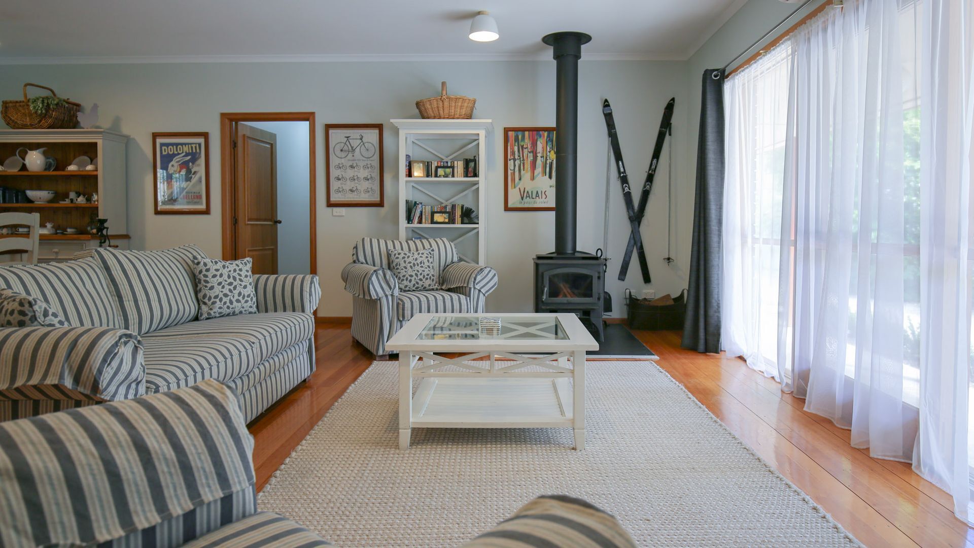 Smart TV, chimenea y videoteca 