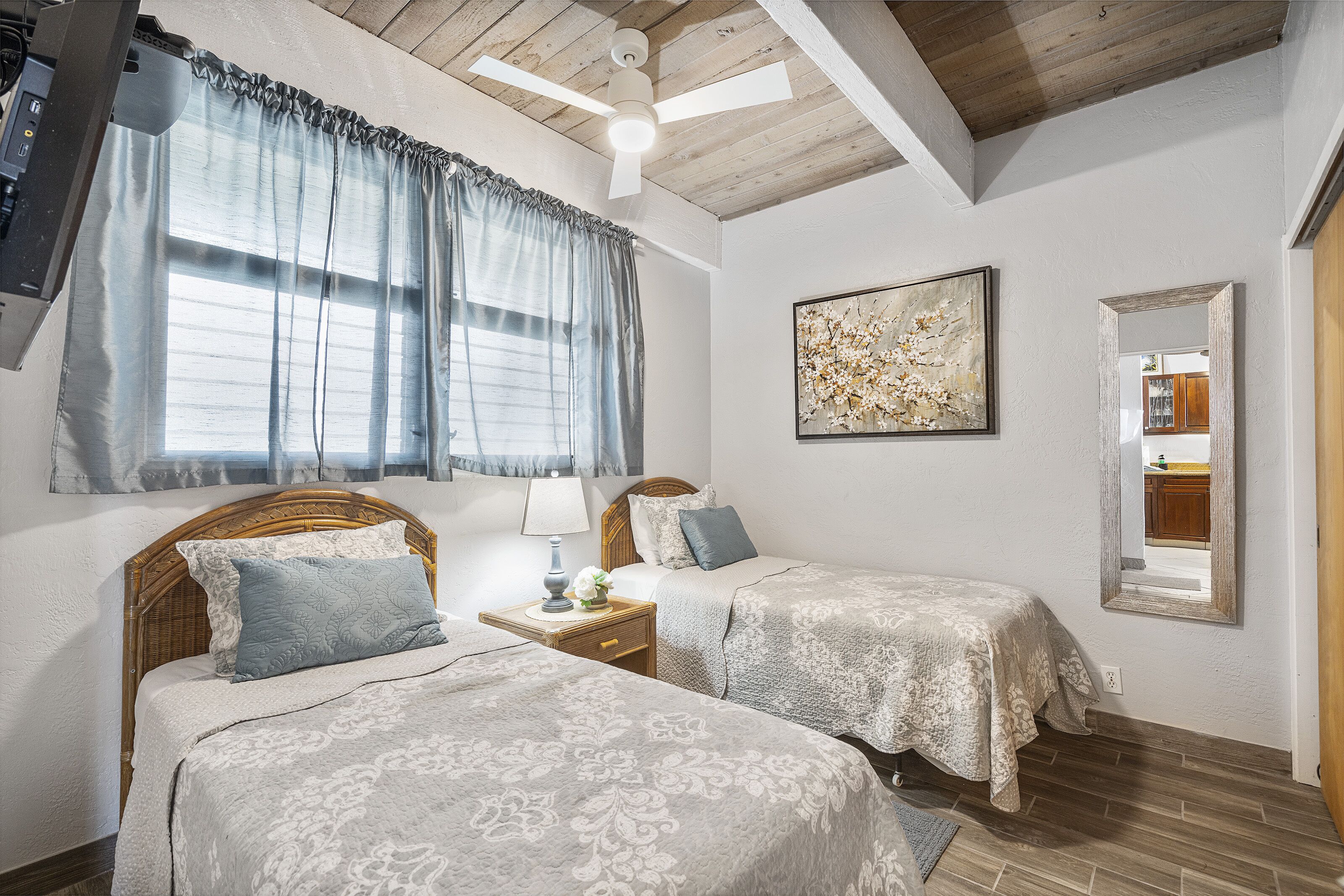 2 bedrooms, in-room safe, desk, iron/ironing board