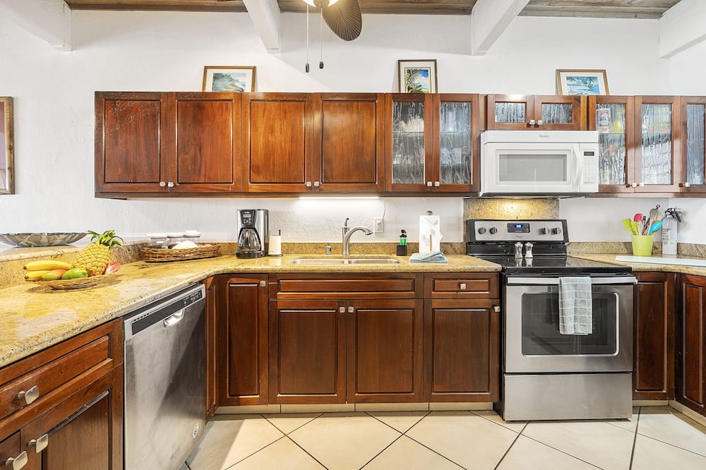 Coffee/tea maker, fridge, microwave, oven