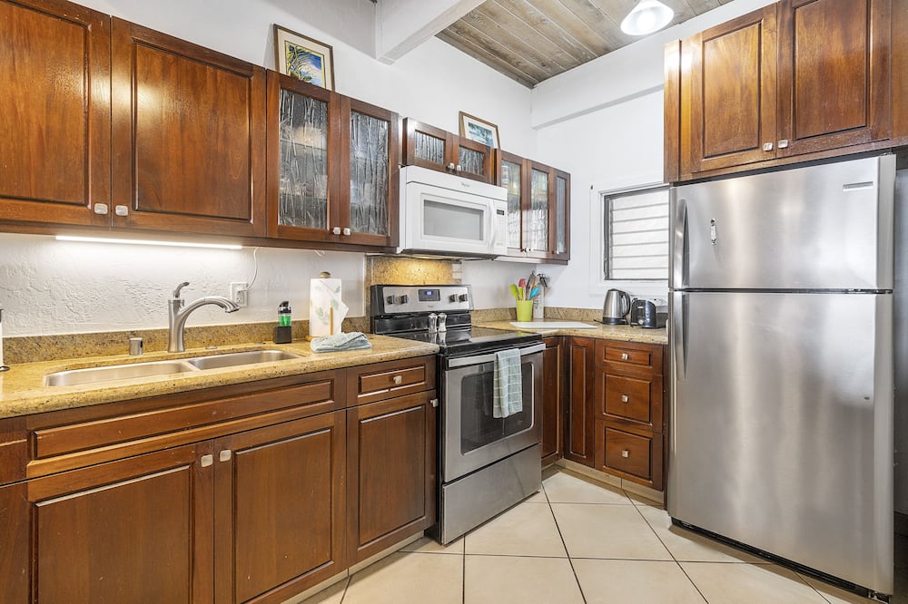 Coffee/tea maker, fridge, microwave, oven