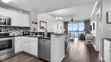 Køleskab, mikrobølgeovn, ovn, kogeplade