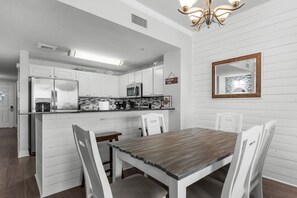 Dining - Calypso 508 East - 4 Beach Chairs, 2 King Suites, Free Activities Daily! (Panama City Beach)