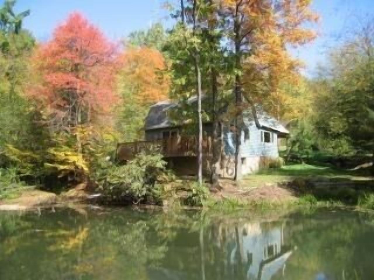 Discounted Rates/The Bears Den/Quiet & Secluded/Hot Tub Over Looking the  Pond