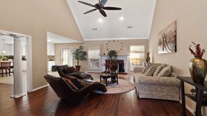 Fernseher, Kamin, Videospiele, DVD-Player