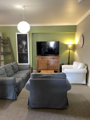 TV, DVD-spiller, stereoanlegg og kontorer