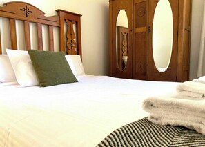 4 bedrooms, iron/ironing board, WiFi, bed sheets - Dora Hall | Very Central (Orange)