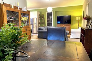 TV, DVD player, stereo, offices - Dora Hall | Very Central (Orange)