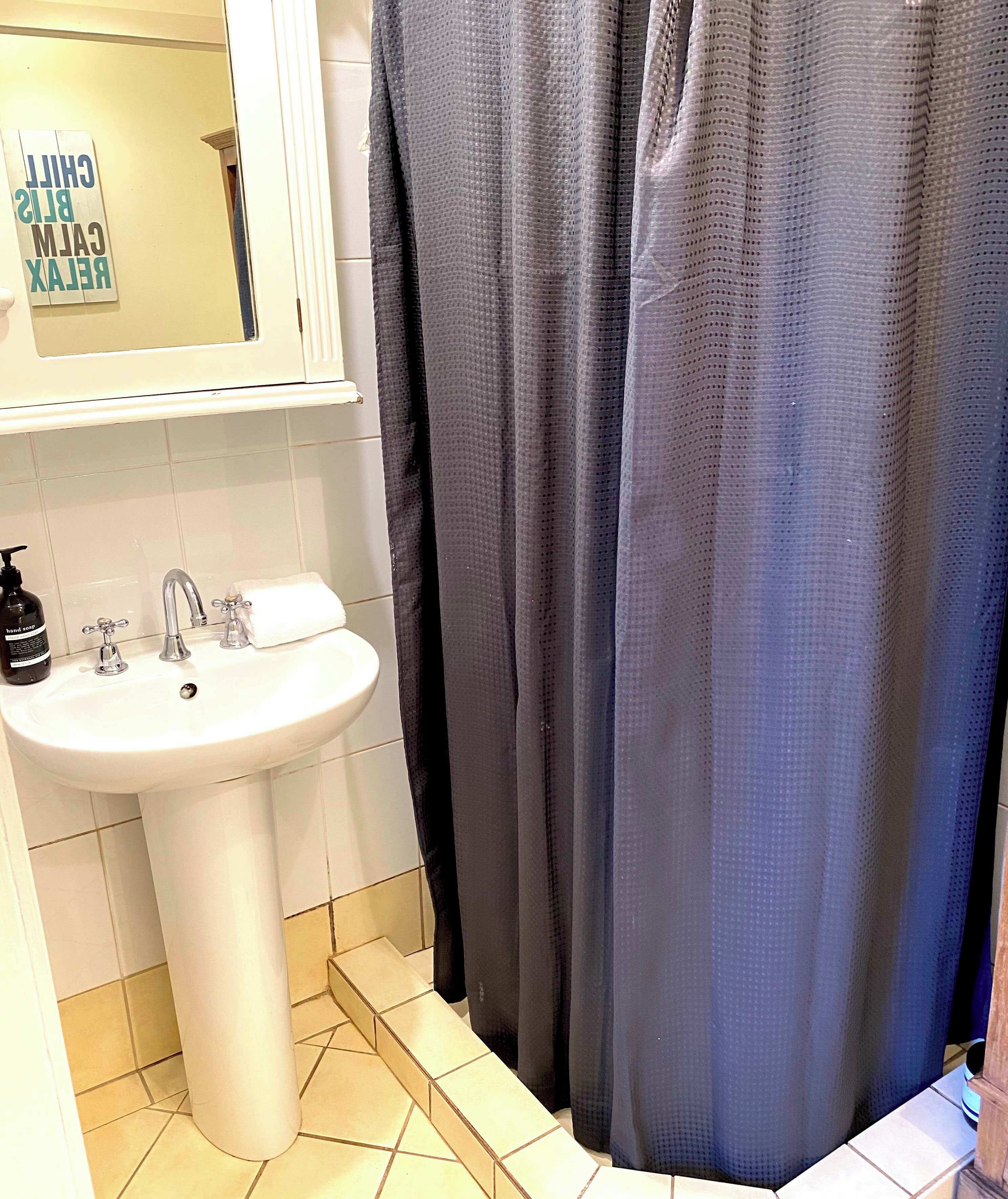 Douche, sèche-cheveux, serviettes fournies, shampoing