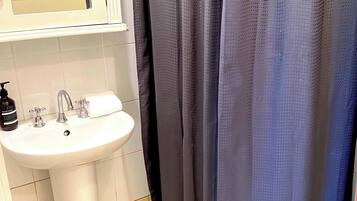 Douche, sèche-cheveux, serviettes fournies, shampoing
