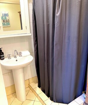 Shower, hair dryer, towels, shampoo - Dora Hall | Very Central (Orange)