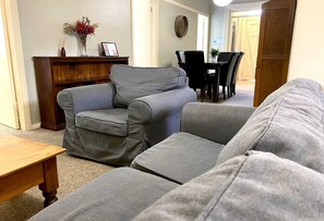 Televisio, DVD-soitin, stereot, työhuone