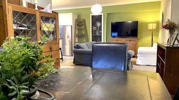 TV, lettore DVD, impianto stereo, studio