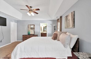 4 bedrooms, iron/ironing board, WiFi, bed sheets - A Quick getaway for friends and family. Handicap equipment. Cooking and cleaning (Atlanta)