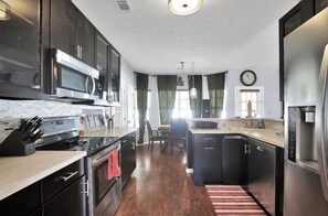 Microwave, dishwasher, coffee/tea maker, toaster - A Quick getaway for friends and family. Handicap equipment. Cooking and cleaning (Atlanta)