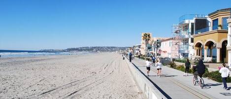 Nær stranden, solsenger og strandhåndklær