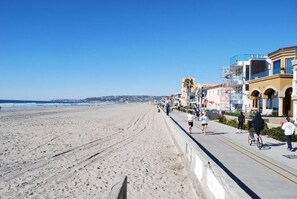 Beach - Snowbirds Welcome Beautiful Condo garage & patio close to beach & bay SUPER HOST (San Diego)