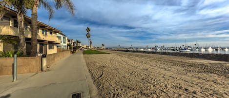 Una playa cerca, sillas reclinables de playa, toallas de playa
