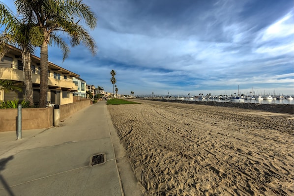 Beach nearby, sun loungers, beach towels