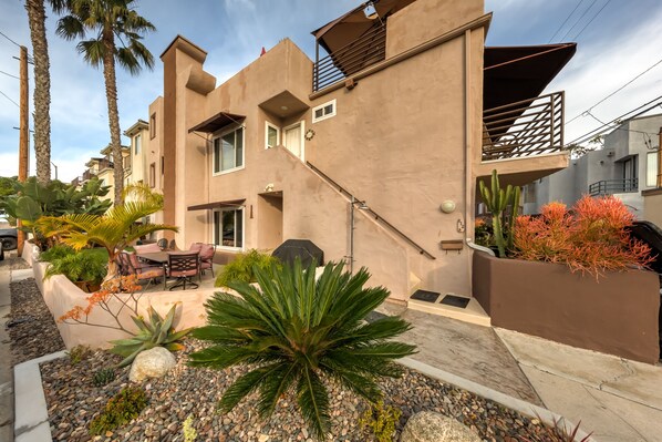 Our building with outdoor shower and beautiful landscaping. Ours is downstairs - Snowbirds Welcome Beautiful Condo garage & patio close to beach & bay SUPER HOST (San Diego)