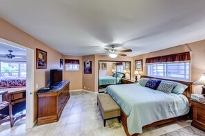 2 habitaciones, caja de seguridad en la habitación y escritorio 