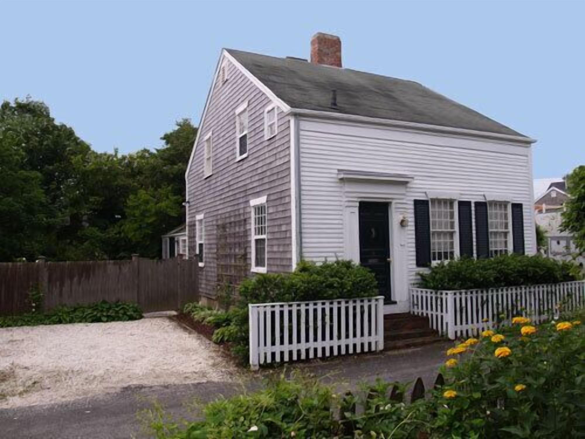 In-town 1850's Warm and Private Nantucket Half-Cape; Easy Walk to Main Street!