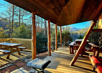 HugeLAKE/MOUNTAIN Views- private BEACH/Hottub/pets/canoe/firepit/lake/beach OPEN