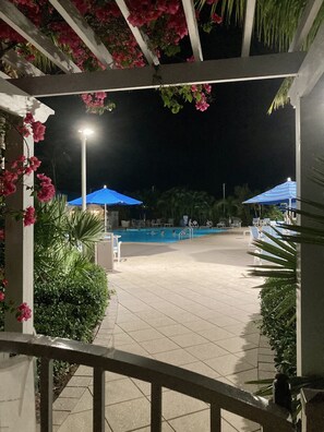 Una piscina al aire libre, una piscina climatizada