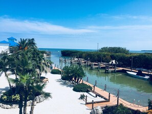 Aan het strand, ligstoelen aan het strand, strandlakens