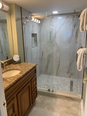 Ducha y bañera combinadas, secador de pelo, toallas y jabón