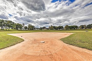 Sports court - 7 Mi to WDW: Indian Ridge Home + Community Perks! (Kissimmee)