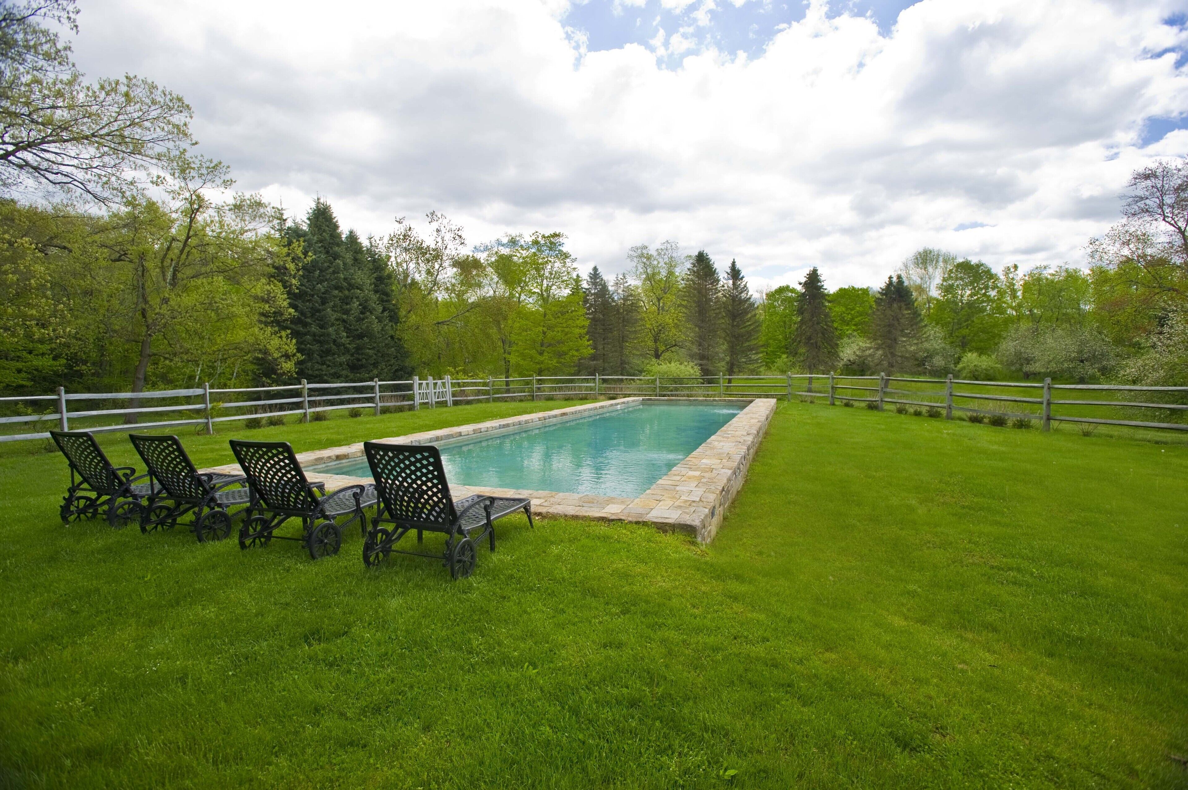 100% WASHINGTON! PoshPadsCT "SUNNY RIDGE" 8-BR Estate, Heated Pool, BBQ, Magical