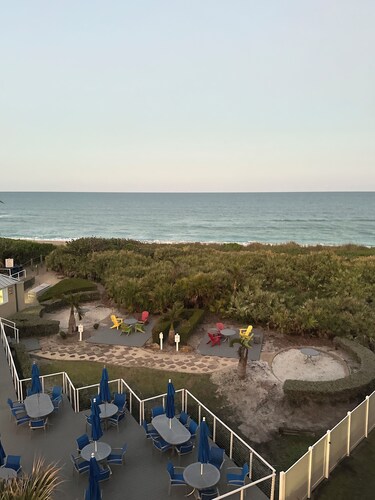 Stunning Oceanfront View 2BR Heated Pool steps to Beach & Tiki Bar Resort Access