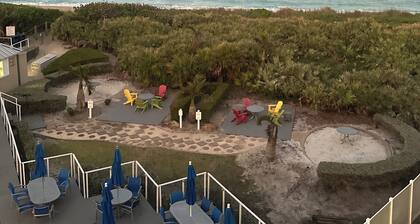 Stunning Oceanfront View 2BR Heated Pool steps to Beach & Tiki Bar Resort Access