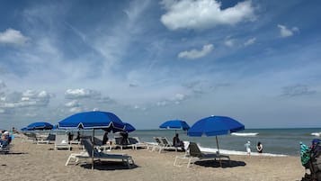En la playa, camastros y toallas de playa