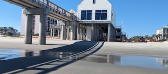 Haga recuerdos en esta espaciosa casa a solo un paseo de la playa y del muelle de Surfside.