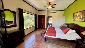 7 Schlafzimmer, Zimmersafe, Schreibtisch, Bügeleisen/Bügelbrett